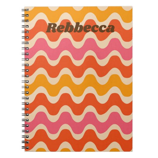レトロスタイル波（ピンクのオレンジ色の赤） パーソナライズされた ノートブック (正面)