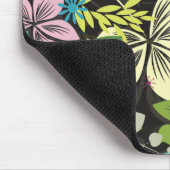 レトロスタイル花デザイン – 黒の背景 マウスパッド (コーナー)