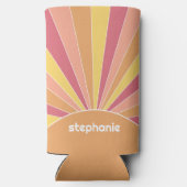 レトロストライプサンライズ – パステルレインボースクリプト名 スリム缶クーラー (裏面)