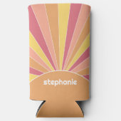 レトロストライプサンライズ – パステルレインボースクリプト名 スリム缶クーラー (正面)