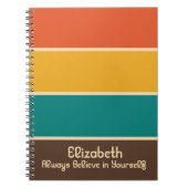 レトロストライプヴィンテージ色ティール（緑がかった色）オレンジ色の名前 ノートブック (正面)