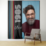 レトロストライプヴィンテージ1985年40th Birthday Photo タペストリー<br><div class="desc">.: 1985 （これは変更できる） – これを動作させるには非常に高解像度の写真が必要になる！撮影者に自分のサイズを知らせてほしい。.:レトロのスタイリング、主な色のストライプ。完全にカスタマイズ可能</div>