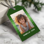 レトロストライプ- Christmas Green - シンプルPhoto ギフトタグ<br><div class="desc">名前と日付のストライプ文字領域を含むシンプル緑のパターンの濃淡。自分のスナップショットお気に入りのまたはファミリスナップショットを追加する。写真を使用して、この個人のユニーク写真ギフトを作成する。背景には、クリーンな更新ストライプを伴うレトロな更新パターモダンンが含まれる。変更をもし行うには、ツークリックルの写真を調整する必要がある。</div>