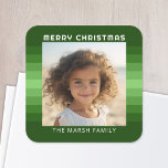 レトロストライプ- Christmas Green - シンプルPhoto スクエアシール<br><div class="desc">レトロのストライプ緑のあいさつシンプルと家族の署名のパターン。自分のスナップショットお気に入りのまたはファミリスナップショットを追加する。正方形の写真を使用して、この個人的なユニーク休日の挨拶を作成する。背景にストライプは、緑の色合いのレトロな模様がある。</div>