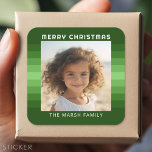 レトロストライプ- Christmas Green - シンプルPhoto スクエアシール<br><div class="desc">レトロのストライプ緑のあいさつシンプルと家族の署名のパターン。自分のスナップショットお気に入りのまたはファミリスナップショットを追加する。正方形の写真を使用して、この個人的なユニーク休日の挨拶を作成する。背景にストライプは、緑の色合いのレトロな模様がある。</div>
