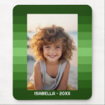 レトロストライプ- Christmas Green - シンプルPhoto マウスパッド<br><div class="desc">名前と日付のストライプ文字領域を含むシンプル緑のパターンの濃淡。自分のスナップショットお気に入りのまたはファミリスナップショットを追加する。写真を使用して、この個人のユニーク写真ギフトを作成する。背景には、クリーンな更新ストライプを伴うレトロな更新パターモダンンが含まれる。変更をもし行うには、ツークリックルの写真を調整する必要がある。</div>