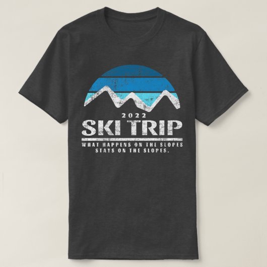 レトロスノースキー2022斜面で何が起こる Tシャツ (デザイン正面)