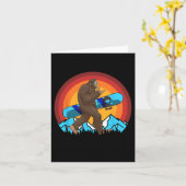 レトロスノーボーディングサンセットビッグフートロックオン雪 カード (黄色い花)