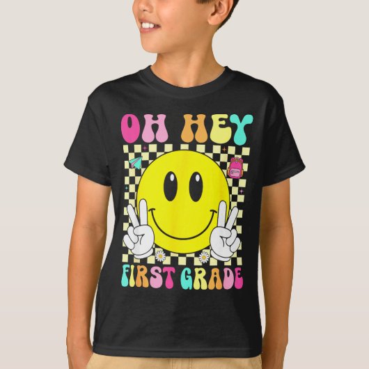 レトロスマイルの顔で小学校一年生の初めての学校 Tシャツ (正面)