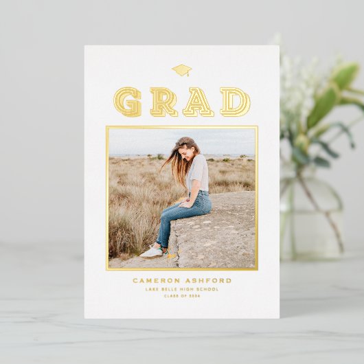 レトロタイポグラフィ写真卒業金ゴールド 箔招待状 (立ち正面)