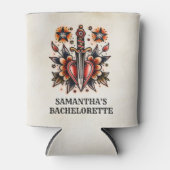レトロタトゥーハートダガー名前をカスタムするバチェロレッテ 缶クーラー (正面)