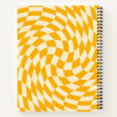 レトロチェッカーボード渦波を追加の名前イエローピンク ノートブック (裏面)