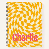 レトロチェッカーボード渦波を追加の名前イエローピンク ノートブック (正面)