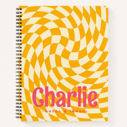 レトロチェッカーボード渦波を追加の名前イエローピンク ノートブック (正面)