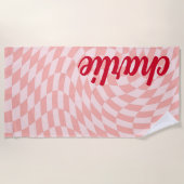 レトロチェッカーボード渦波光赤面ピンク ビーチタオル (正面)