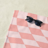 レトロチェッカーボード渦波光赤面ピンク ビーチタオル (インサイチュ)