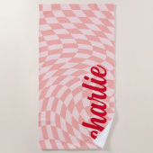 レトロチェッカーボード渦波光赤面ピンク ビーチタオル (正面)