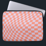 レトロチェックパターン薄紫及びオレンジ色のチェッカー盤 ラップトップスリーブ<br><div class="desc">レトロ市松模様にパターン – 薄紫とオレンジ色のツイストチェック/波状および反ったチェッカーボード</div>