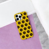レトロチックな黒とマスタードの花柄 iPhoneケース