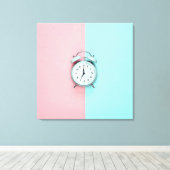 レトロチャームライトブルー目覚まし時計オンピンク&ティール（緑がかった色） キャンバスプリント (インサイチュ (ウッドフロア))