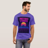 レトロテックビブス ネオンシンセウェーブデザインTシャツ Tシャツ (正面フル)