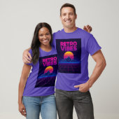 レトロテックビブス ネオンシンセウェーブデザインTシャツ Tシャツ (ユニセックス)