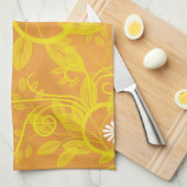 レトロデイジーと黄色のフィリグリーオーバーオレンジ キッチンタオル (四つ折り)