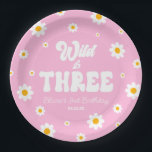 レトロデイジーフラワーワイルド&3歳パーティー ペーパープレート<br><div class="desc">ピンクのレトロデイジーフラワーワイルド&3歳の誕生日パーティー紙プレート。</div>