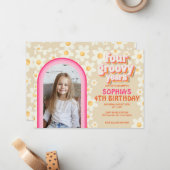 レトロデイジーレインボー4thバースデーフォト招待状 ノートカード (正面/裏面インサイチュ)