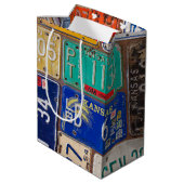 レトロトラックと旧ライセンスプレート ミディアムペーパーバッグ (裏面アングル)