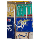 レトロトラックと旧ライセンスプレート ミディアムペーパーバッグ (裏面)