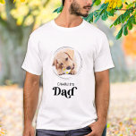 レトロドッグパパパーソナライズされたパピーペットフォト Tシャツ<br><div class="desc">犬パパ... このお気に入りの可愛いペットの写真Tシャツで犬のパパこの父の日、クリスマスや彼のすごい誕生日を驚かせカスタムなさい。このカスタマイズ犬のパパのシお気に入りのャツは犬の写真と名前。この犬のパパシャツは愛犬家や犬のパパに必須だ！犬素晴らしからの贈り物。COPYRIGHT © 2022 Judy Burrows,  Black Dog Art - All Rights Reserved.レトロドッグパパパーソナライズされたパピーペットフォトTシャツ</div>