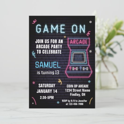 レトロネオンアーケードゲーム誕生日パーティー、任意の年齢 招待状 (スタンド正面)