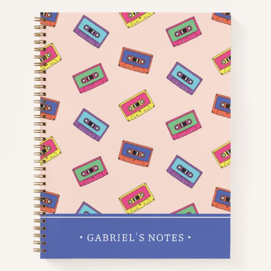レトロネオンオーディオカセットテープ |名前の追加 ノートブック (正面)