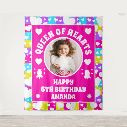 レトロネオンクイーンハート誕生日フォトバナー タペストリー (正面)
