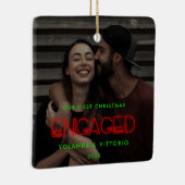 レトロネオンライトズ私たちの初めてのクリスマス 婚約した セラミックオーナメント (右)