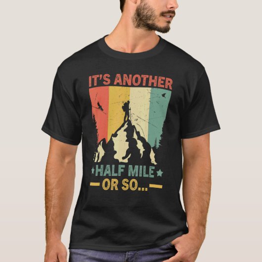 レトロハイキングもう半マイルかそこらハイカーだ Tシャツ (正面)