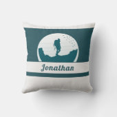 レトロハイキングキャンピングランドスケープ名前をカスタムするティール（緑がかった色） クッション (裏面)