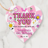 レトロハッピースマイル顔ピンク市松模様におもしろい誕生日 フェイバータグ (正面)