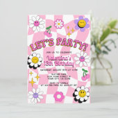 レトロハッピースマイル顔ピンク市松模様におもしろい誕生日 招待状 (スタンド正面)