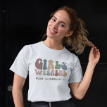 レトロバチェロレッテガールズウィークエンドブライド Tシャツ<br><div class="desc">究極の女の子の旅の精神を受け入れカスタムるレトロタイポグラフィバチェロレッテ週末Tシャツ！このシックでスタイリッシュトップは、あなたの女性と思い出に残る休暇の完璧な記念として機能しお気に入りのている。シャツの正面には、あなたの特別な週末のおもしろいと友情インスパイアを完璧にキャプチャする魅力的なヴィンテージ「ガールズウィークエンド」タイポグラフィが展示されている。その遊び心に渦巻いたレタリングと色鮮やかは、黄金の日に戻って輸送し、任意の服と組み合わせて懐かしい魅力を追加する。</div>
