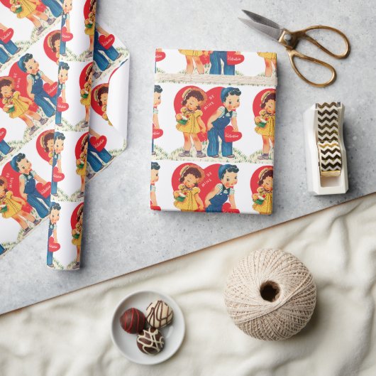 レトロバレンタインデー、ヴィンテージガール&ボーイハート ラッピングペーパー (クラフト)