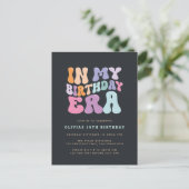 レトロパステルカラフルモダン誕生日の時代 インビテーションポストカード (スタンド正面)