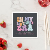 レトロパステルカラフルモダン誕生日の時代 スタンダードカクテルナプキン (インサイチュ)