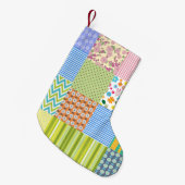 レトロパッチワークキルトパターンクリスマスホリデー スモールクリスマスストッキング (正面 (吊り時))