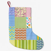 レトロパッチワークキルトパターンクリスマスホリデー スモールクリスマスストッキング (正面)