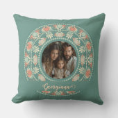 レトロパーソナライズされたセージ&サンドマンダラフォトフレーム クッション (正面)