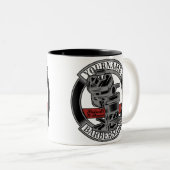 レトロパーソナライズされたバーバーショップ理容師チェアサロン ツートーンマグカップ (正面右)