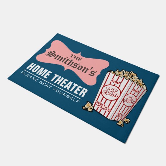 レトロパーソナライズされたファミリーネームホームシアター ドアマット (アングル)