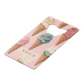 レトロパーソナライズされたヴィンテージアイスクリームコーンパターン クレジットカード栓抜き (正面アングル)